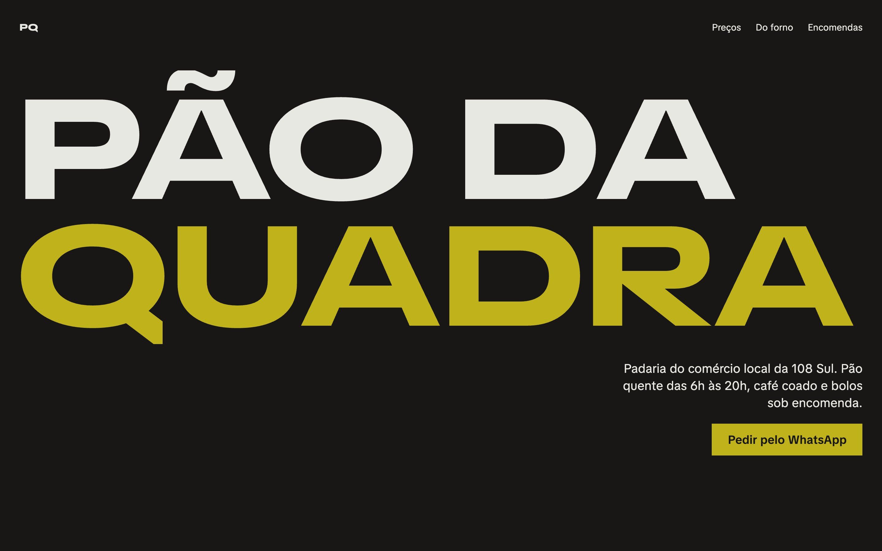 Primeira tela do site da Pão da Quadra no computador, com o nome da padaria em letras enormes, bege e amarelo sobre fundo preto, e o botão de pedir pelo WhatsApp